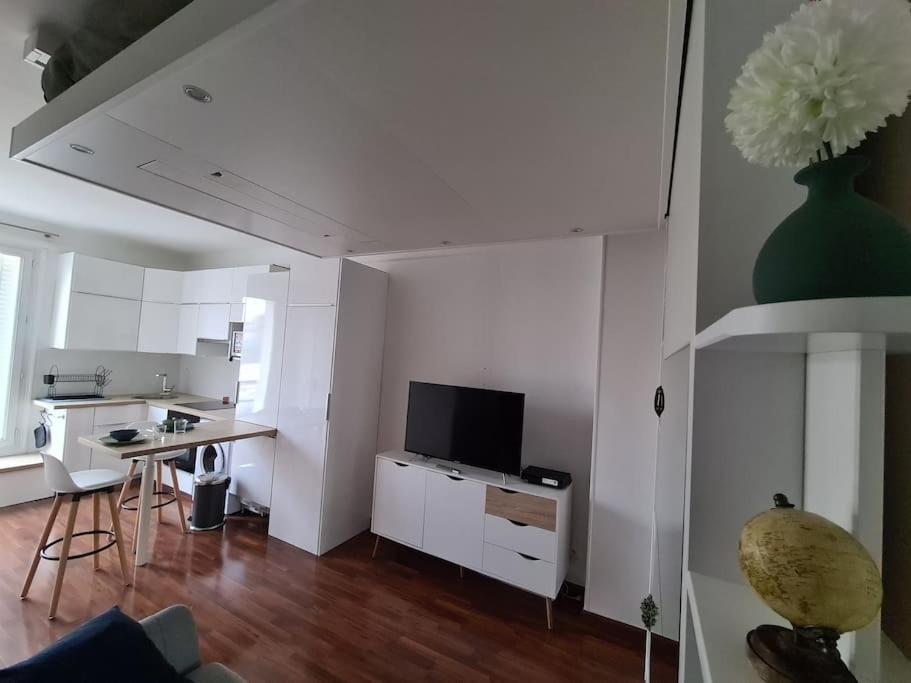Studio A 2 Pas De La Gare サルトルーヴィル エクステリア 写真